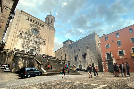 Girona's cathedral with some people walking and doing sport, on May 7, 2020 (by Marina López)